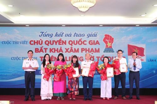 Vinh danh các tác giả đoạt giải cuộc thi viết “Chủ quyền quốc gia bất khả xâm phạm” lần thứ 5 và cuộc thi ảnh “Thiêng liêng cờ Tổ quốc” lần 4. Ảnh: HOÀNG TRIỀU