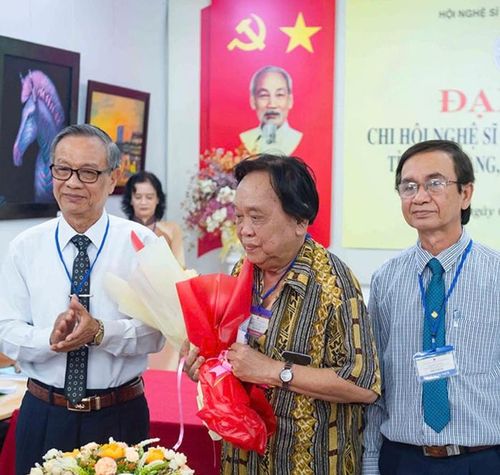 Soạn giả Trần Dương (giữa) trong một lần nhận hoa và quà của Hội Nghệ sĩ sân khấu Việt Nam