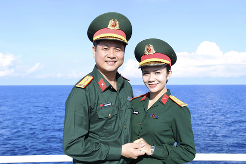 Thiếu tá QNCN Nông Quỳnh Sen và Trung tá QNCN Hoàng Thanh Huấn trong chuyến công tác tại Trường Sa.