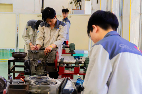 Sinh viên Trường Cao đẳng nghề Công nghiệp Hà Nội trong giờ học thực hành. Ảnh do nhà trường cung cấp