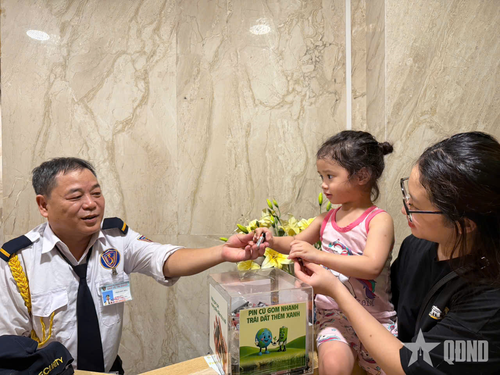 Hoạt động thu gom pin cũ tại chung cư Amber Riverside (TP Hà Nội). Ảnh: HƯƠNG THU