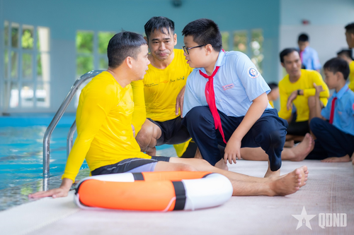 Giáo viên Trường Tiểu học số 1 Quảng Phước, TP Huế hướng dẫn kỹ năng phòng, chống đuối nước cho học sinh.