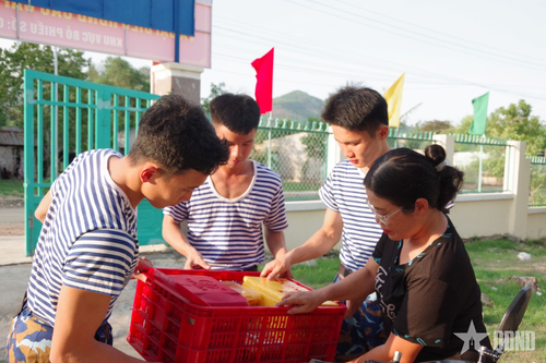 Học viên Học viện Hải quân đưa các phần cơm đến địa điểm của đơn vị trú quân.
