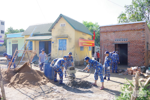 Lực lượng Học viện Hải quân đang bận rộn với những công việc xây dựng, ngôi nhà dần đi vào giai đoạn hoàn thành.