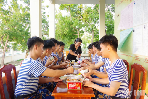 Bữa cơm của những học viên trẻ qua sự giúp đỡ của người dân địa phương.