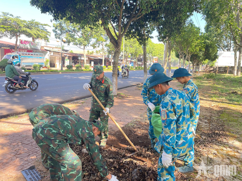 Bộ đội chung tay phát quang, quét dọn làm sạch các tuyến đường.