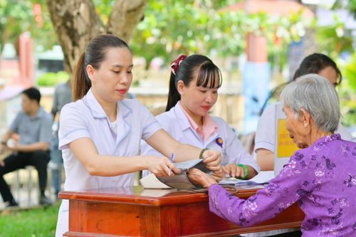 Các y bác sĩ khám bệnh miễn phí cho người dân xã Sơn Cẩm Hà.