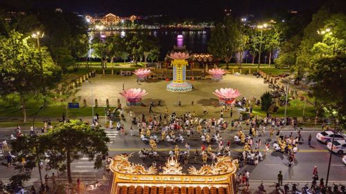 Khán giả giao lưu với Đoàn mô-tô dẫn đoàn.