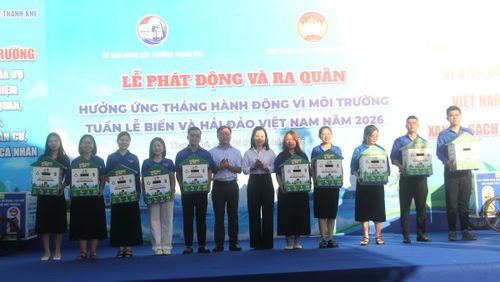 Trao tặng Ngôi nhà pin cho Đoàn thanh niên phường.