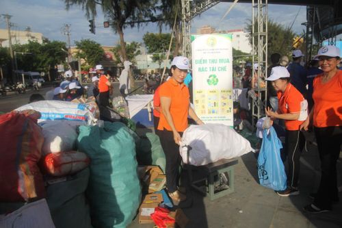 Thu mua rác tái chế tại lễ phát động.
