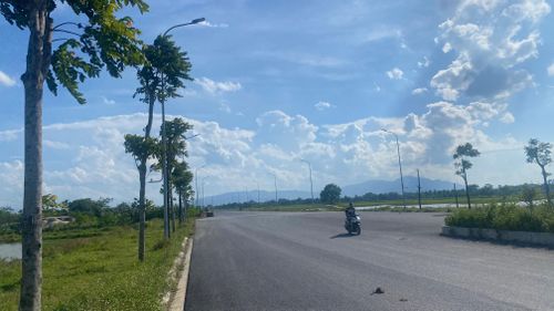 Ngoại thành Hà Nội chiều 6-6 với những ổ mây đang hình thành sau 1 ngày nắng nóng 35 độ C. Ảnh: PHÚC HẬU