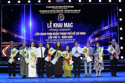 Phó Chủ tịch UBND TPHCM Nguyễn Mạnh Cường và Phó Chủ tịch HĐND TPHCM Nguyễn Văn Dũng tặng hoa cho hội đồng giám khảo. Ảnh: DŨNG PHƯƠNG 