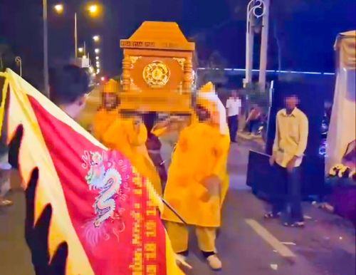 Nhóm người trong buổi tiệc khiêng quan tài ra giữa đường nhảy múa. Ảnh: MXH