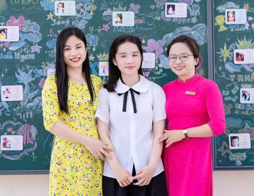 Bảo Ngọc cùng các giáo viên Trường THCS Nguyễn Tuấn Thiện (xã Hương Sơn, Hà Tĩnh). Ảnh NVCC