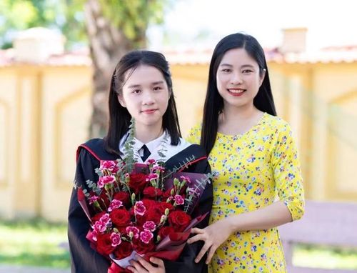 Bảo Ngọc cùng cô giáo dạy Văn Trịnh Thị Nga. Ảnh NVCC