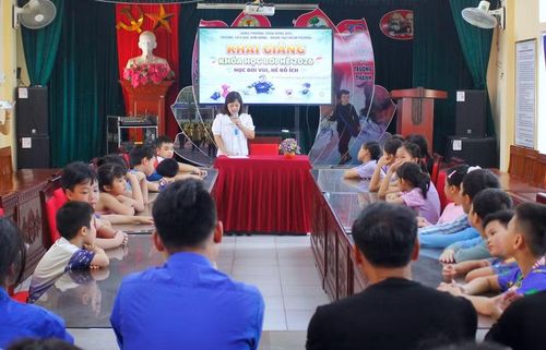 Trường Tiểu học Kim Đồng (phường Trần Hưng Đạo) tổ chức khóa học bơi hè năm 2026 cho hàng trăm học sinh.