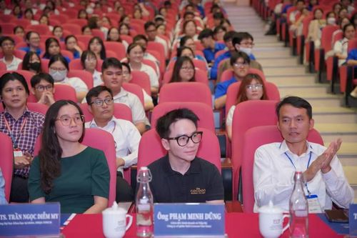 Đông đảo chuyên gia, sinh viên, giảng viên tham dự hội thảo. Ảnh: HCMUE.