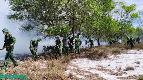 Cán bộ, chiến sĩ Đồn Biên phòng Triệu Vân phối hợp cùng các lực lượng tổ chức khống chế và dập tắt đám cháy. Ảnh: Xuân Thế