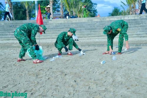 Cán bộ, chiến sĩ Đồn Biên phòng cửa khẩu cảng Cửa Lò - Bến Thủy hưởng ứng làm sạch biển. Ảnh: Viết Lam