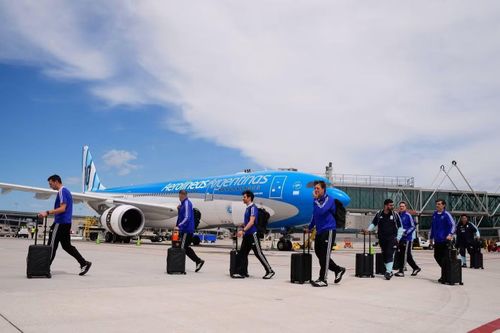 Hãng hàng không quốc gia Aerolíneas Argentinas đã điều động một chiếc Airbus A330-200 khỏi khai thác thương mại để phục vụ riêng cho đội tuyển Argentina. Ảnh: AP.