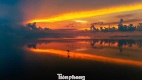 Khi thủy triều dần lên, mặt gương khổng lồ trên bãi biển cũng biến mất, trả lại dáng vẻ quen thuộc của một vùng biển ven bờ. Những ngư dân lại tiếp tục công việc thường ngày, để rồi khi con nước rút vào ngày hôm sau, khung cảnh "biển vô cực" lại hiện ra, thu hút những bước chân tìm về với vẻ đẹp bình yên của vùng biển Thụy Xuân.
