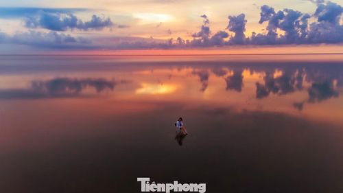 Không chỉ là nơi mưu sinh của ngư dân, bãi biển Thụy Xuân những năm gần đây còn trở thành điểm đến yêu thích của du khách và giới nhiếp ảnh. Vào những ngày thời tiết thuận lợi, nhiều người từ Hà Nội và các tỉnh lân cận tìm đến để ngắm cảnh, săn ảnh và trải nghiệm vẻ đẹp độc đáo của biển vô cực.