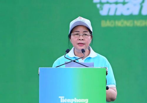  Phát biểu tại Lễ phát động, Chủ tịch Ủy ban T.Ư MTTQ Việt Nam Bùi Thị Minh Hoài nhấn mạnh, bảo vệ môi trường là trách nhiệm của toàn xã hội, không chỉ của cơ quan quản lý nhà nước. Quán triệt tinh thần chỉ đạo của Tổng Bí thư, Chủ tịch nước Tô Lâm, bà Bùi Thị Minh Hoài kêu gọi mỗi người dân, gia đình, khu dân cư, cơ quan và doanh nghiệp thực hiện những hành động thiết thực như không xả rác, hạn chế nhựa dùng một lần, tiết kiệm tài nguyên, phân loại rác tại nguồn, trồng cây xanh và giữ gìn vệ sinh môi trường. Bà khẳng định phong trào “Toàn dân chung tay bảo vệ môi trường, vì một Việt Nam xanh - sạch - đẹp” sẽ tiếp tục lan tỏa mạnh mẽ, góp phần xây dựng đất nước phát triển bền vững. 