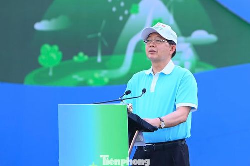  Phát biểu tại lễ phát động, Phó Thủ tướng Hồ Quốc Dũng nhấn mạnh, bảo vệ môi trường, ứng phó biến đổi khí hậu và phát triển kinh tế biển bền vững là nhiệm vụ cấp bách, có ý nghĩa chiến lược đối với sự phát triển đất nước. Dù đã đạt nhiều kết quả tích cực, Việt Nam vẫn đối mặt với tình trạng ô nhiễm môi trường, rác thải nhựa và suy giảm đa dạng sinh học. Phó Thủ tướng Hồ Quốc Dũng đề nghị các bộ, ngành, địa phương tập trung thực hiện 6 nhiệm vụ trọng tâm, gồm: Hoàn thiện thể chế, thúc đẩy chuyển đổi xanh và kinh tế tuần hoàn, ứng dụng khoa học công nghệ, lan tỏa phong trào toàn dân bảo vệ môi trường, huy động nguồn lực và phát triển bền vững kinh tế biển. 