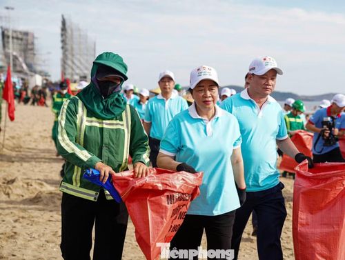 Các đại biểu tham gia hoạt động thu gom rác làm sạch bãi biển Cửa Lò.