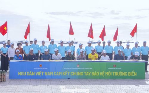 Nhân dịp này, ban tổ chức đã trao tặng bà con nông dân, ngư dân và học sinh tỉnh Nghệ An 1.000 lá cờ, 100 bồn nước ngọt, 25 xe đạp, 5 máy lọc nước và 500 đèn pin năng lượng chống bão.
