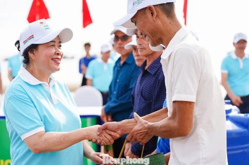 Bà Bùi Thị Minh Hoài, Ủy viên Bộ Chính trị, Bí thư Trung ương Đảng, Chủ tịch Ủy ban T.Ư MTTQ Việt Nam tặng quà cho ngư dân.