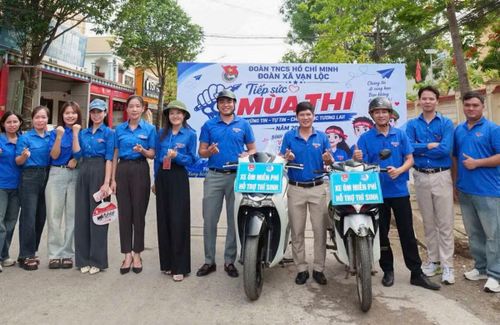 Đội hình xe ôm miễn phí hỗ trợ thí sinh cũng triển khai ở nhiều điểm thi.