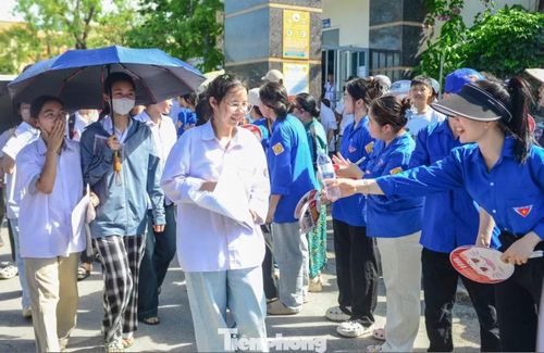 Ngay khu vực cổng trường, những chai nước uống, quạt giấy, bút viết và các vật dụng thiết yếu được chuẩn bị sẵn để hỗ trợ miễn phí cho thí sinh.