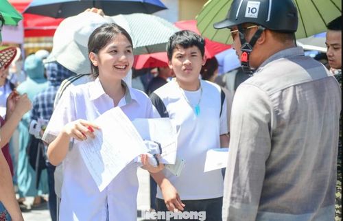 Những nụ cười rạng rỡ của sĩ tử sau kỳ thi.