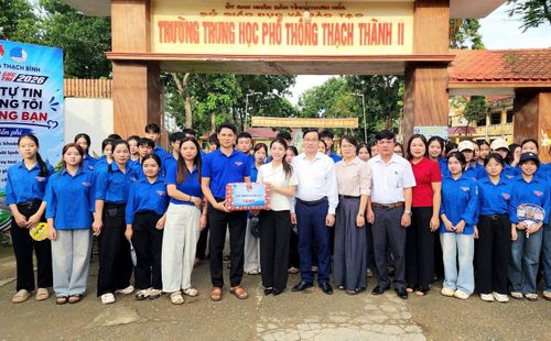Chị Lê Ngọc Ánh - Phó Chủ tịch Ủy ban MTTQ Việt Nam tỉnh, Bí thư Tỉnh Đoàn Thanh Hóa (áo trắng giữa) đã tới thăm và động viên các đội hình trong đợt ra quân của chương trình Tiếp sức mùa thi.