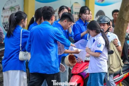 Từ sáng sớm, tại các điểm thi, hàng chục đoàn viên, thanh niên tình nguyện đã có mặt từ rất sớm. Trong sắc áo xanh nổi bật, các tình nguyện viên liên tục hướng dẫn thí sinh tìm phòng thi, hỗ trợ kiểm tra thông tin, nhắc nhở những vật dụng được phép mang vào phòng thi.