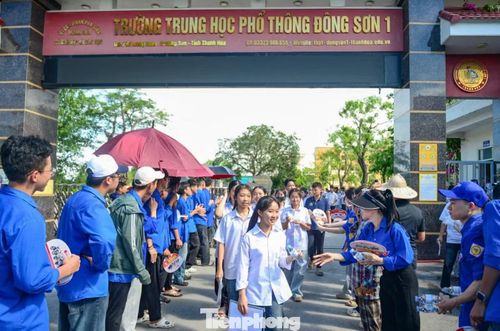 Cùng với sự hồi hộp của các sĩ tử và phụ huynh, tại các điểm thi, màu áo xanh thanh niên tình nguyện tiếp tục trở thành hình ảnh quen thuộc, để đồng hành, hỗ trợ các thí sinh “vượt vũ môn”.