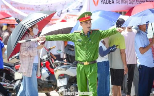 Lực lượng công an tích cực phân luồng, hỗ trợ thí sinh và phụ huynh di chuyển an toàn.