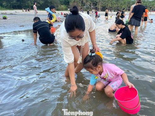 “Bắt ốc ở đây đòi hỏi các bé phải chú tâm tìm kiếm rất kỹ. Tôi muốn đưa con ra đây lội nước, lấm lem một chút nhưng sẽ rèn cho cháu tính kiên nhẫn, khả năng quan sát tỉ mỉ và được hòa mình vào thiên nhiên.”, chị Yến (31 tuổi, khách du lịch) chia sẻ.