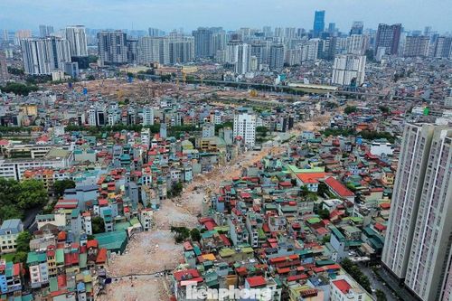 Nối tiếp đoạn Tân Mai - Đầm Hồng, dự án đường Vành đai 2,5 đoạn Đầm Hồng - Nguyễn Trãi cũng đã hoàn thành công tác giải phóng mặt bằng. Việc tháo gỡ các điểm nghẽn về mặt bằng trên toàn tuyến được kỳ vọng sẽ tạo điều kiện để các nhà thầu đẩy nhanh tiến độ thi công, từng bước hoàn thiện trục giao thông quan trọng kết nối khu vực phía Nam và Tây Nam Hà Nội.