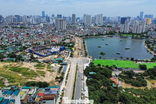 Những ngày đầu tháng 6, trên nhiều đoạn tuyến thuộc dự án đường Vành đai 2,5 Hà Nội, không khí thi công diễn ra khẩn trương với kỳ vọng sớm đưa đường vành đai 2,5 đi vào hoạt động, giảm tải áp lực giao thông, phục vụ phát triển kinh tế-xã hội của TP Hà Nội.