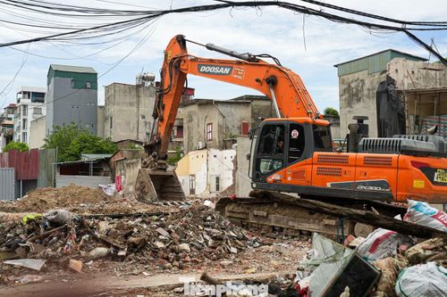 Trên công trường, nhiều máy móc, thiết bị cùng lực lượng nhân công được huy động để tháo dỡ các công trình, nhà ở nằm trong phạm vi giải phóng mặt bằng của dự án.