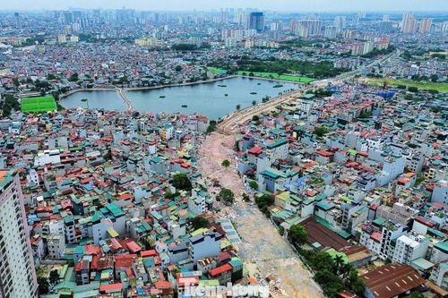 Tại khu vực ven hồ Đầm Hồng, các hạng mục san gạt mặt bằng, xử lý nền đường đang được khẩn trương triển khai sau khi công tác giải phóng mặt bằng cơ bản hoàn thành.