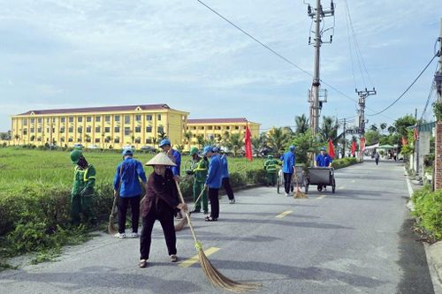 Ngay sau lễ phát động, đông đảo nhân dân các xã, phường ra quân tổng dọn vệ sinh môi trường đường làng, ngõ xóm.