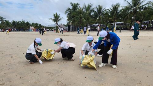 Đông đảo các lực lượng tham gia dọn vệ sinh môi trường.