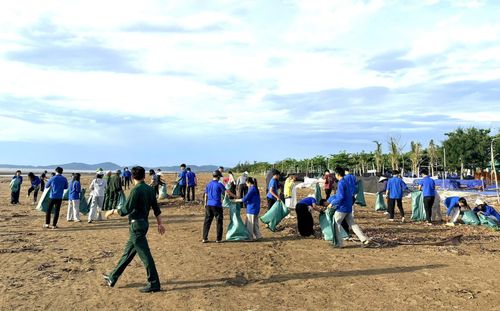 Từ bãi biển đến miền núi, màu áo xanh thanh niên đang góp phần làm đẹp quê hương.