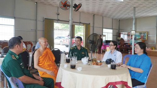 Cán bộ, chiến sĩ Đồn Biên phòng Cửa khẩu cảng An Thới thường xuyên đến động viên và trao đổi thông tin trên địa bàn Suối Mây cùng Hòa thượng Trần Phương