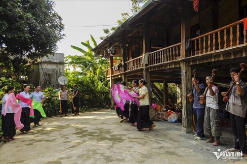 Giá trị lớn nhất của công tác bảo tồn không chỉ nằm ở việc cứu vãn những di sản có nguy cơ mai một, mà ở khả năng khơi dậy sức sống của văn hóa trong cộng đồng. (Trong ảnh: Đội văn nghệ thôn Nà Củng, xã Phong Thổ, tỉnh Lai Châu luyện tập văn nghệ mỗi khi nông nhàn - Ảnh: Hà Minh Hưng)