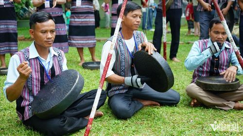 Dự thảo Nghị định đề xuất hỗ trợ chủ thể văn hóa nòng cốt tối đa 1 lần mức lương tối thiểu vùng và chủ thể văn hóa kế cận tối đa 0,5 lần mức lương tối thiểu vùng khi tham gia phục hồi, thực hành và trao truyền các giá trị văn hóa truyền thống. (Trong ảnh: Nghệ nhân dân tộc H'rê trình diễn công chiêng tại Ngày hội Văn hóa các dân tộc tỉnh Gia Lai lần thứ I năm 2026 - Ảnh: Ngọc Thu)