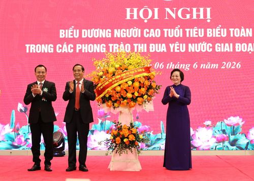 Phó Thủ tướng Phạm Thị Thanh Trà tặng hoa chúc mừng kỷ niệm 85 năm Ngày Truyền thống Người cao tuổi Việt Nam. Ảnh: VGP/Thu Giang